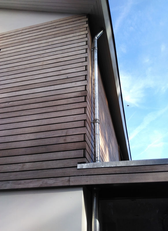 Detail hoek bij garage