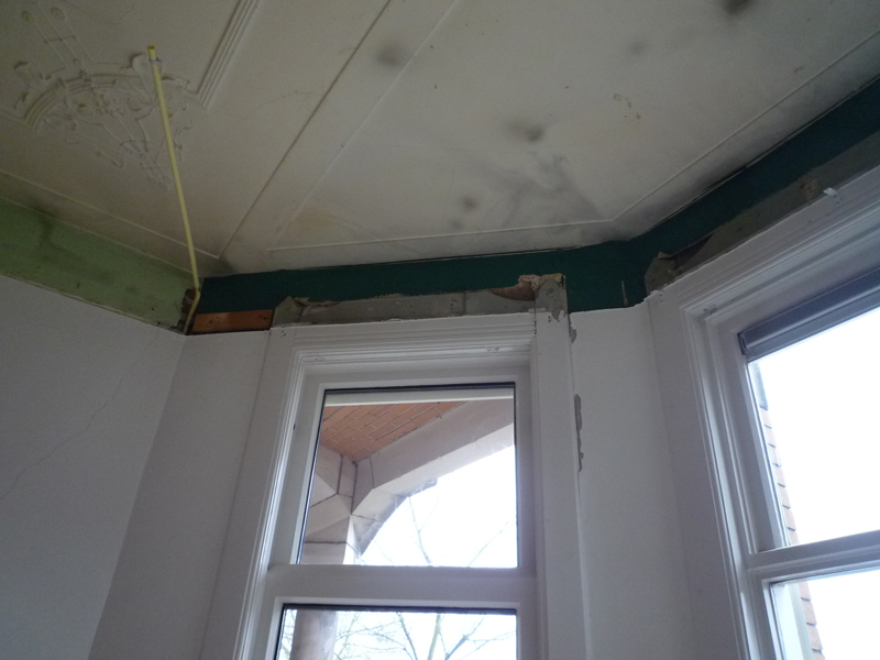 orginele_details_achter plafond Bij de verbouw kwam het jugendstil plafond grotendeel intact tevoorschijn