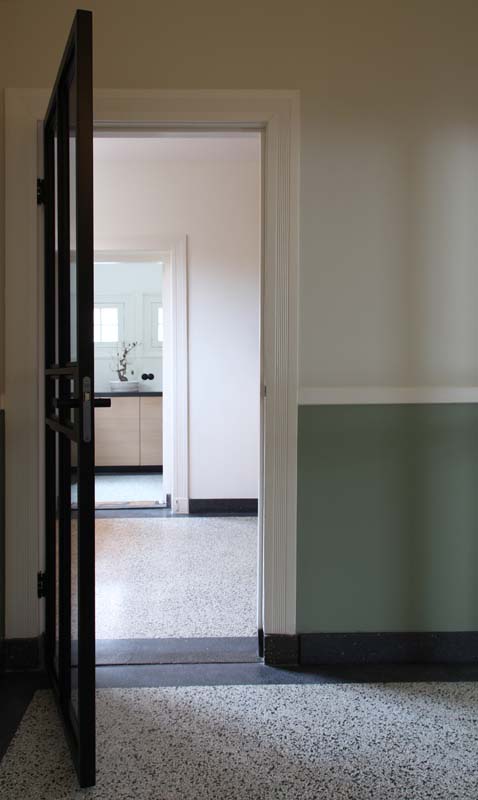 stalen binnendeur zwart terrazzo vloer