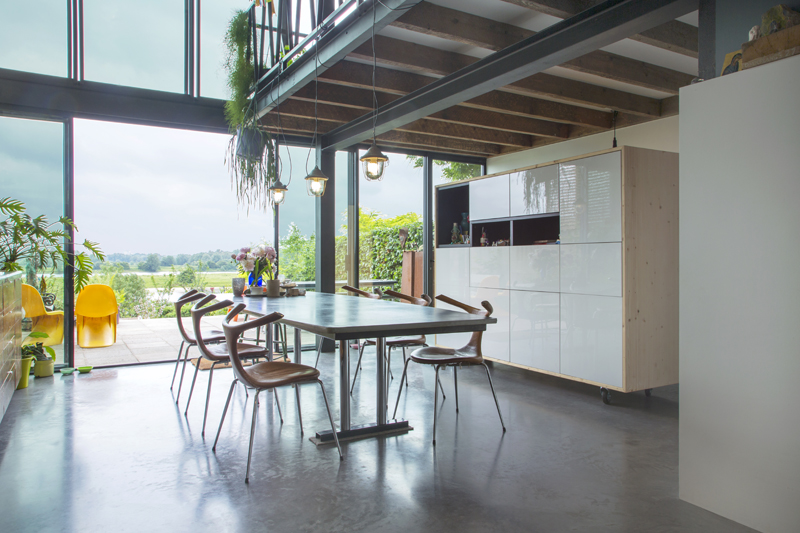 open keuken en entresol interieur woning onderlangs