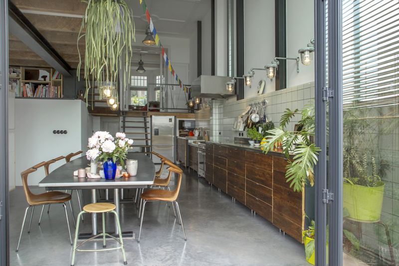 Wwoonkeuken interieur woning onderlangs